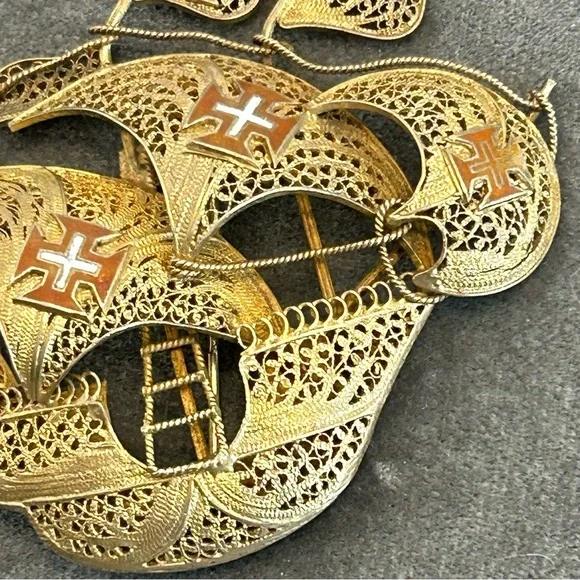 Vintage Gold Tone Metal Filigree & Enamel Portugal Sailing Ship pin brooch 1950